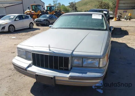 1990 Lincoln Town Car Signature z USA, uszkodzony, nr VIN 1LNLM82F2LY652380